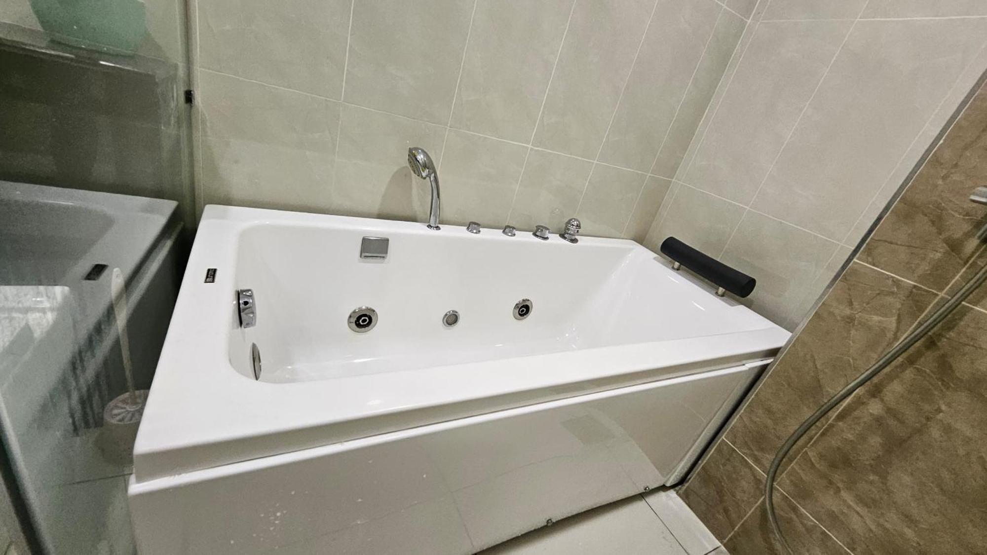 Paragon Suites Studios With Private Jacuzzi Near Ciq Rts Johor Bahru Esterno foto
