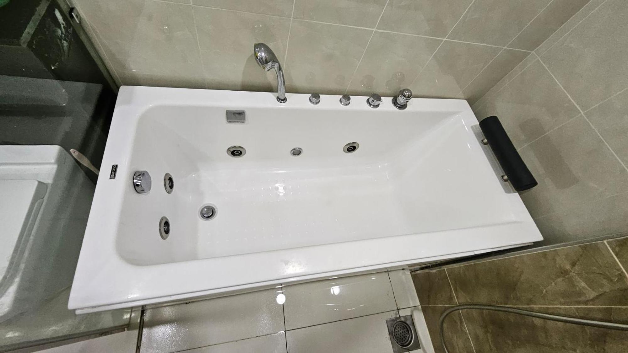 Paragon Suites Studios With Private Jacuzzi Near Ciq Rts Johor Bahru Esterno foto