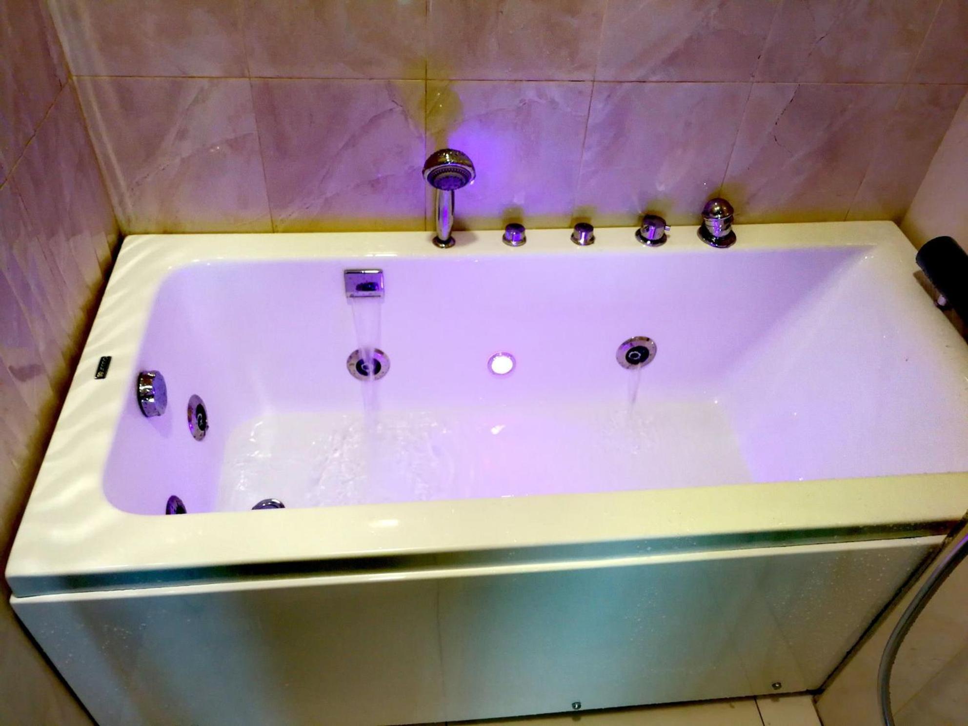 Paragon Suites Studios With Private Jacuzzi Near Ciq Rts Johor Bahru Esterno foto