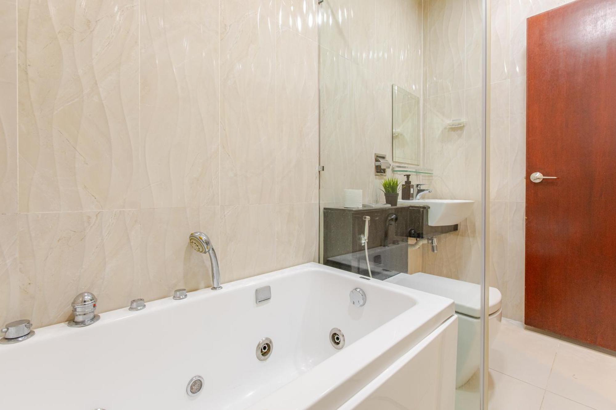 Paragon Suites Studios With Private Jacuzzi Near Ciq Rts Johor Bahru Esterno foto